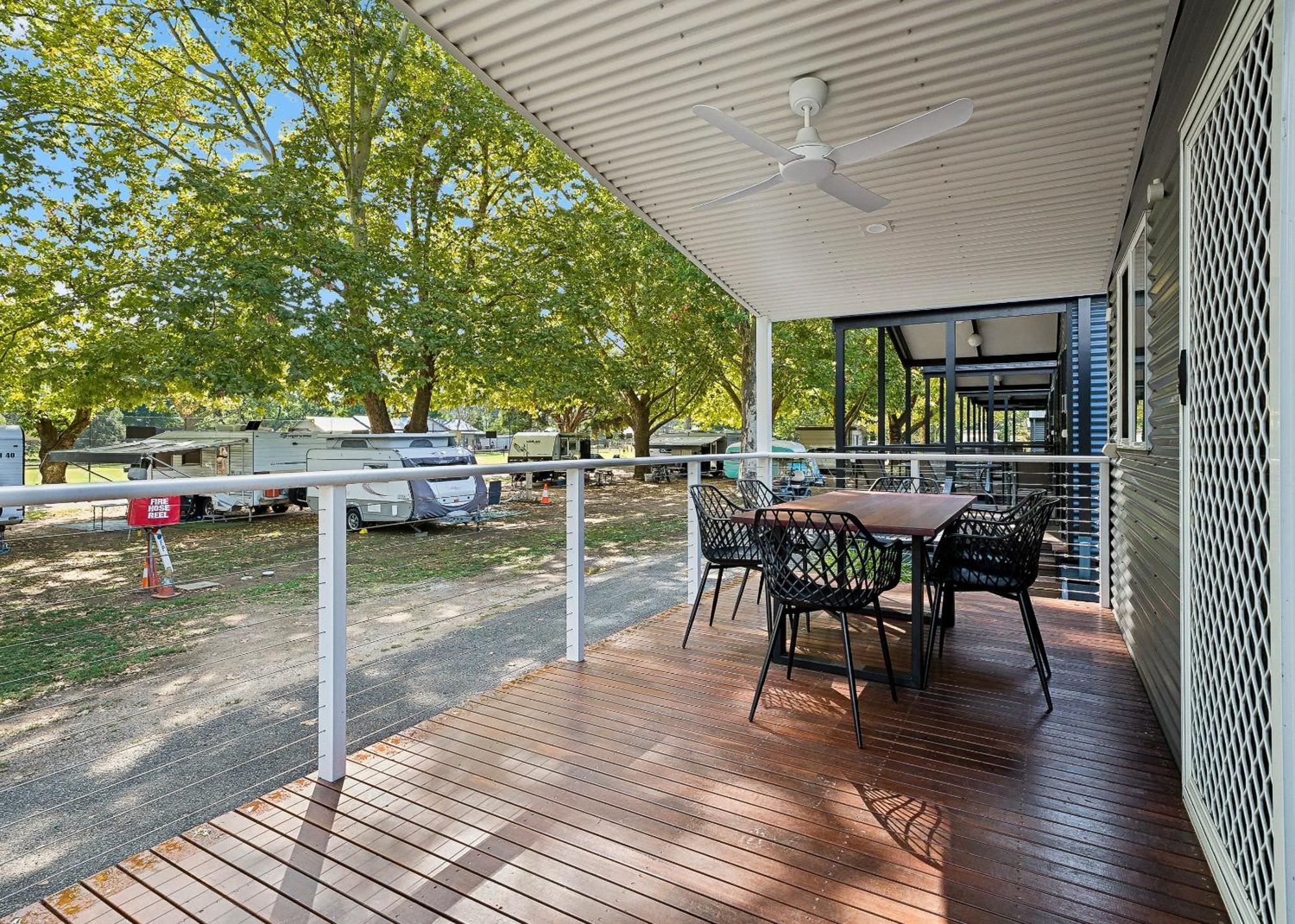 Myrtleford Holiday Park Екстериор снимка